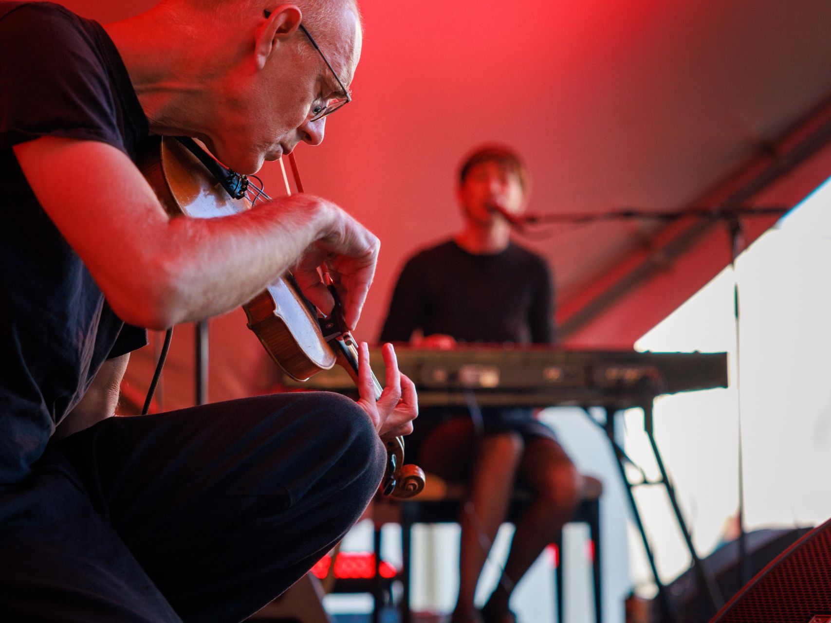 To musikere, der spiller sammen